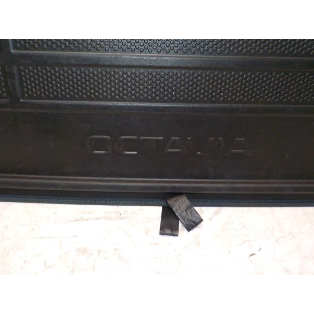 Afdekplaat Skoda Octavia Combi (5EAC) (2014 - 2020) Combi 5-drs 1.4 TSI 16V (CZDA(Euro 6))