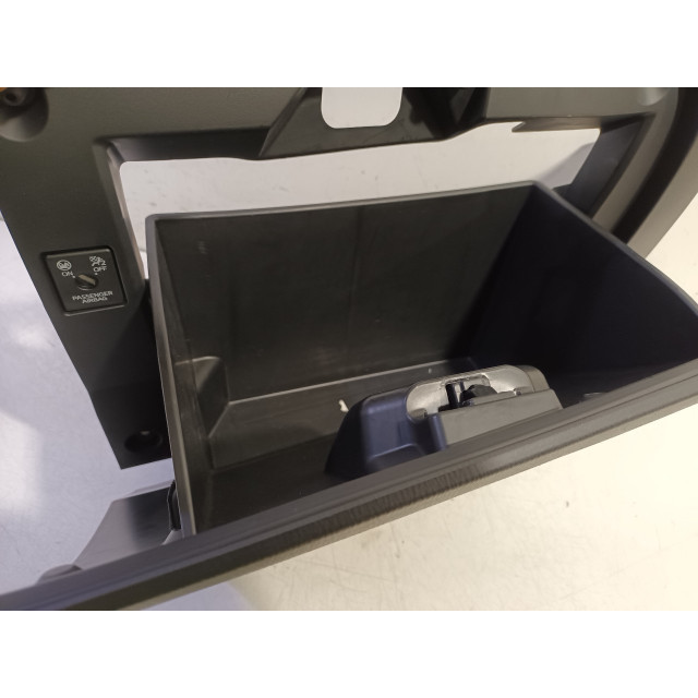 Dashboardkastje Mazda 2 (DJ/DL) (2014 - 2017) Hatchback 1.5 SkyActiv-G 90 (P5Y8)