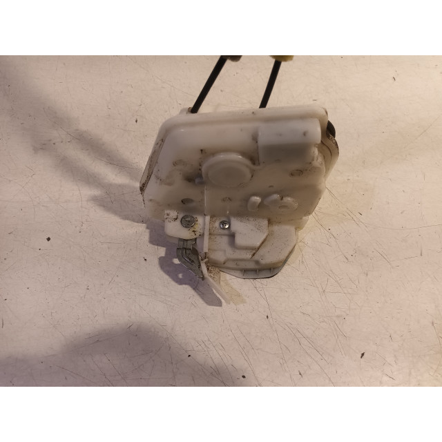 Slot mechaniek portier elektrisch centrale vergrendeling links achter Mazda 2 (DJ/DL) (2014 - 2017) Hatchback 1.5 SkyActiv-G 90 (P5Y8)