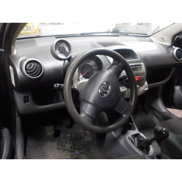 Koplamp links Toyota Aygo (B10) (2005 - 2014) Hatchback 1.0 12V VVT-i (1KR-FE)