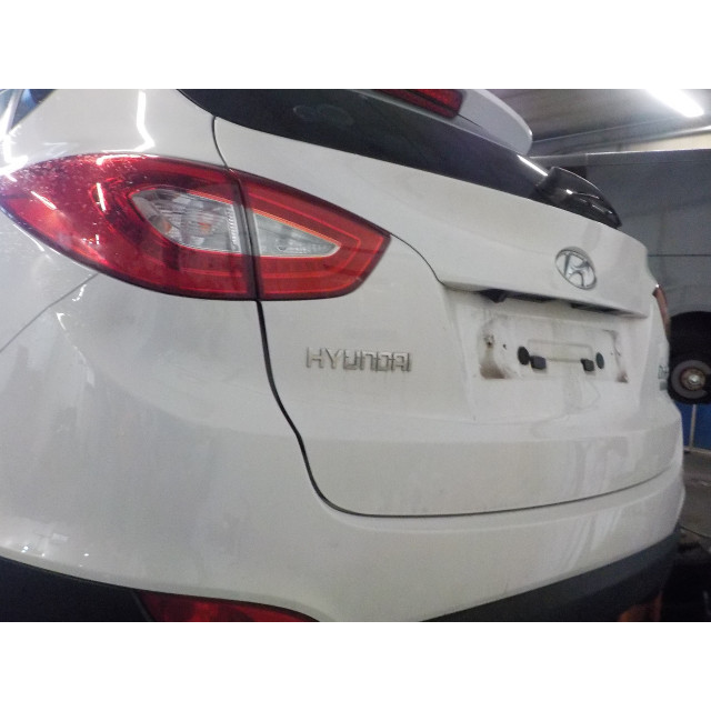Achterlicht kofferdeksel achterklep links Hyundai iX35 (LM) (2010 - 2015) SUV 1.7 CRDi 16V (D4FD)