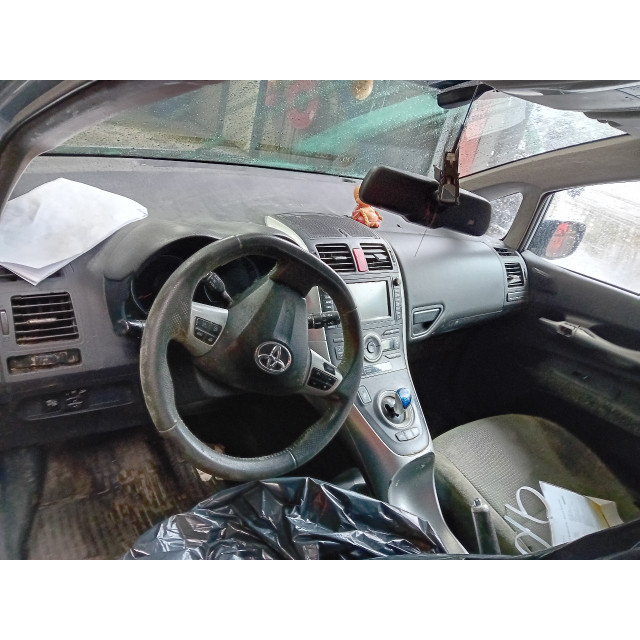 Raammechaniek elektrisch rechts voor Toyota Auris (E15) (2010 - 2012) Hatchback 1.8 16V HSD Full Hybrid (2ZRFXE)