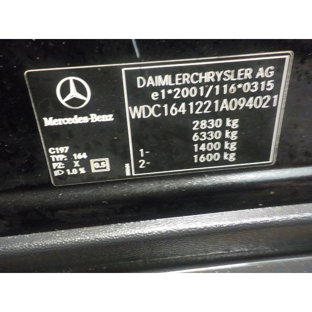 Voorfront slotplaat Mercedes-Benz ML II (164/4JG) (2005 - 2009) SUV 3.0 ML-320 CDI 4-Matic V6 24V (OM642.940)