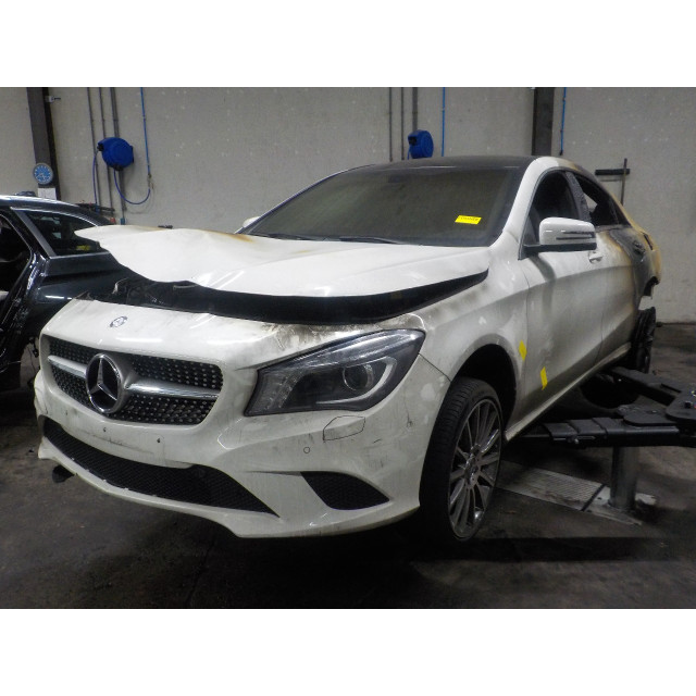 Portier links voor Mercedes-Benz CLA (117.3) (2013 - 2019) Sedan 1.6 CLA-200 16V (M270.910)