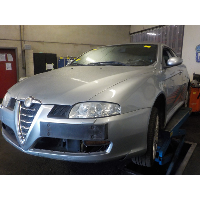 Wielnaaf links voor Alfa Romeo GT (937) (2003 - 2010) Coupé 2.0 JTS 16V (937.A.1000)