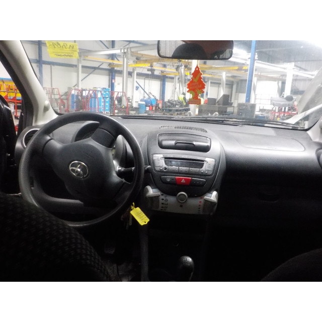 Portier links achter Toyota Aygo (B10) (2005 - 2014) Hatchback 1.0 12V VVT-i (1KR-FE)