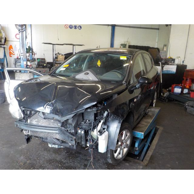 Radio bediening Seat Ibiza IV (6J5) (2010 - 2015) Hatchback 5-drs 1.2 TDI Ecomotive (CFWA)