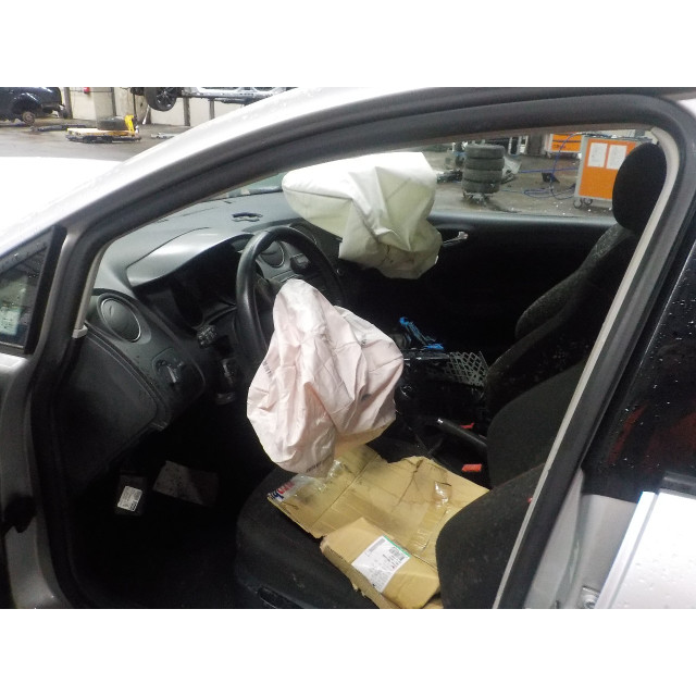 Portier links achter Seat Ibiza ST (6J8) (2012 - 2015) Combi 1.2 TSI (CBZA)