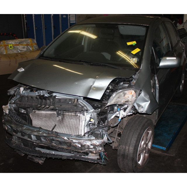 Remklauw rechts voor Toyota Yaris II (P9) (2008 - 2011) Hatchback 1.33 16V Dual VVT-I (1NRFE)