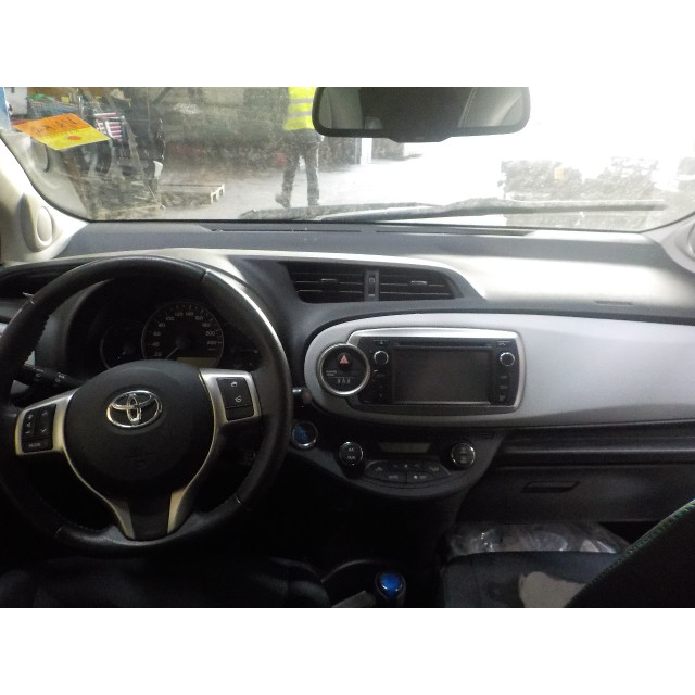 Remklauw rechts voor Toyota Yaris III (P13) (2012 - 2020) Hatchback 1.5 16V Hybrid (1NZ-FXE)