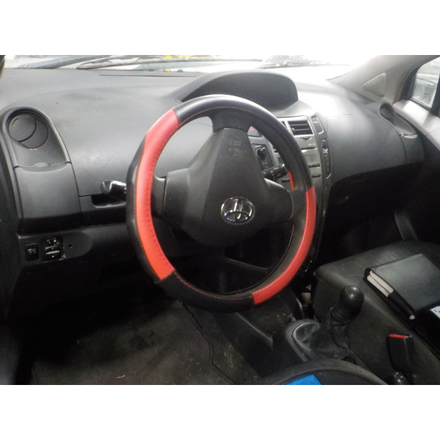 Cockpit Toyota Yaris II (P9) (2005 - 2011) Hatchback 1.0 12V VVT-i (1KR-FE)