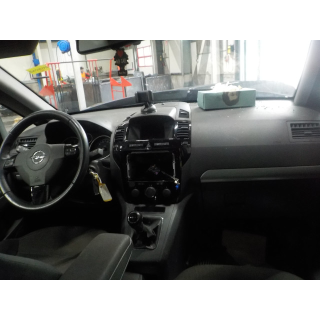 Veiligheidsgordel links achter Opel Zafira (M75) (2008 - 2015) MPV 1.6 16V (A16XER(Euro 5))