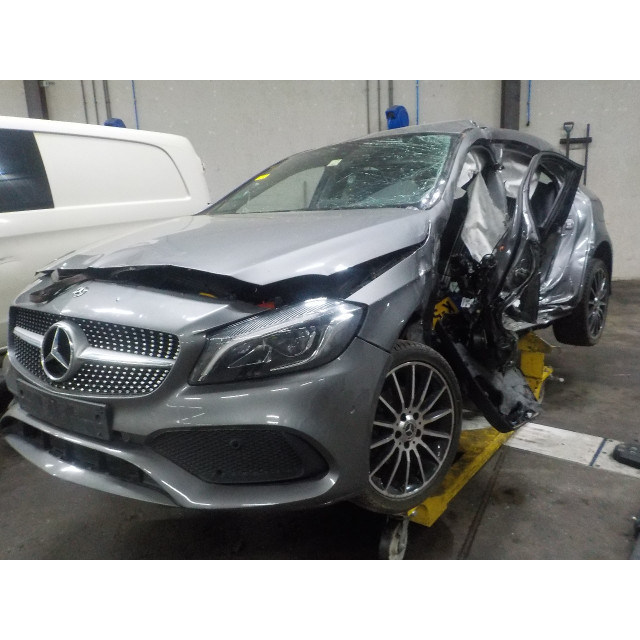 Navigatie display Mercedes-Benz A (W176) (2012 - 2018) Hatchback 1.6 A-180 16V (M270.910)