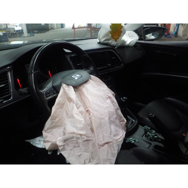 Bumperbalk achter Seat Leon (5FB) (2014 - heden) Hatchback 5-drs 1.4 TSI ACT 16V (CZEA)