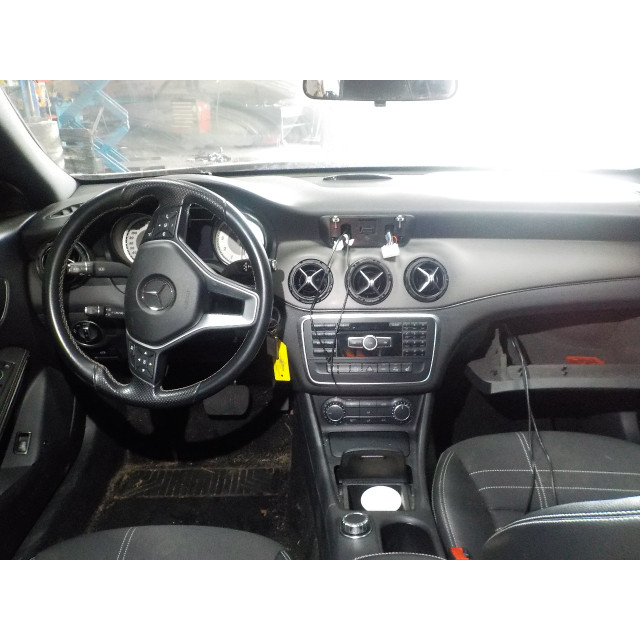 Spiegel binnen Mercedes-Benz CLA (117.3) (2013 - 2019) Sedan 1.6 CLA-200 16V (M270.910)