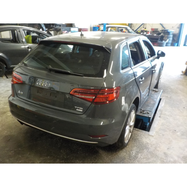 Airbag knie links Audi A3 Sportback (8VA/8VF) (2014 - 2020) Hatchback 5-drs 1.4 TFSI ACT Ultra 16V (CZEA(Euro 6))