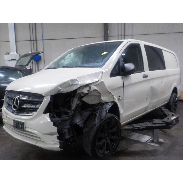Kofferdeksel achterklep scharnier rechts Mercedes-Benz Vito (447.6) (2014 - heden) Van 1.6 111 CDI 16V (OM622.951(R9M-503))